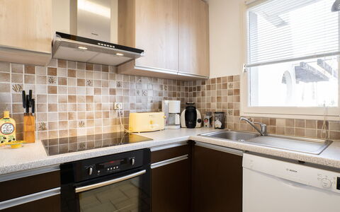 Hélios: Countertop, Property, Room, Cabinetry, Kitchen, Tile, Furniture, Interior Design, Yellow, Building