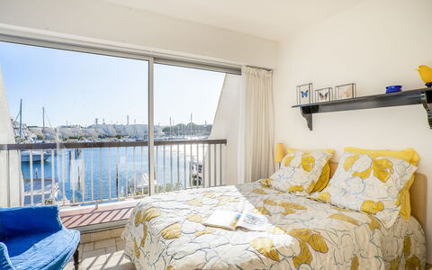 Hélios: Bedroom, Bed, Room, Furniture, Property, Bed Sheet, Yellow, Bedding, Interior Design, Bed Frame
