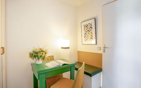 Hélios: Room, Property, Green, Furniture, Interior Design, Building, House, Floor, Real Estate, Bathroom