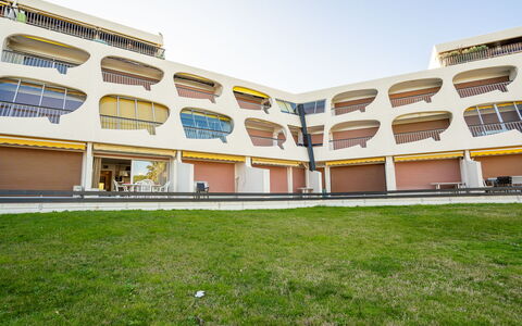 Escale Plage: Sky, Property, Building, Land Lot, Urban Design, Shade, Grass, Leisure, Condominium, Plant
