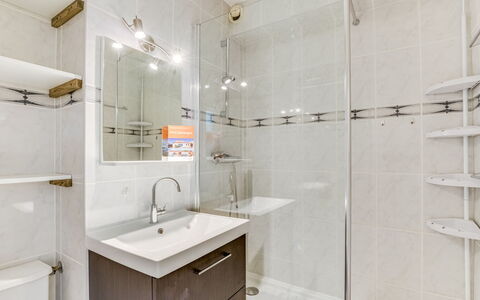 Escale Plage: Bathroom, Room, Property, Tile, Interior Design, Real Estate, Tap, Building, Architecture, Furniture