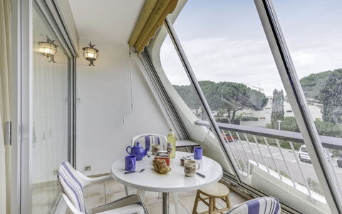 Escale Plage: Property, Room, Building, House, Interior Design, Balcony, Real Estate, Architecture, Furniture, Apartment