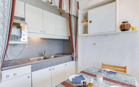 Escale Plage: Room, Property, Furniture, Kitchen, Building, Interior Design, House, Real Estate, Material Property, Floor