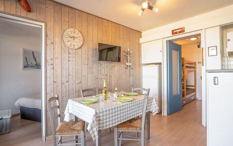 Résidence du Golfe: Room, Property, Furniture, Building, Interior Design, House, Floor, Dining Room, Ceiling, Yellow