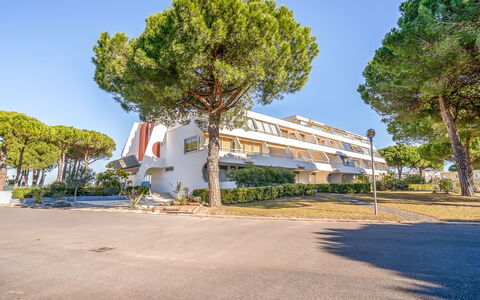 Résidence du Golfe: Tree, Sky, Property, Architecture, Real Estate, Woody Plant, Residential Area, Plant, Road, House