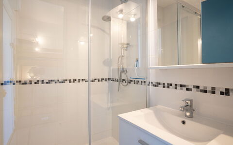 Résidence du Golfe: Bathroom, Property, Room, Tile, Interior Design, Tap, Ceiling, Floor, Building, Real Estate