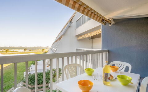 Résidence du Golfe: Property, Yellow, Room, House, Real Estate, Building, Balcony, Interior Design, Furniture, Architecture