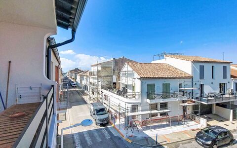 Hippocampe: Building, Window, Road Surface, Town, Road, Urban Area, Neighbourhood, Asphalt, Street, Residential Area