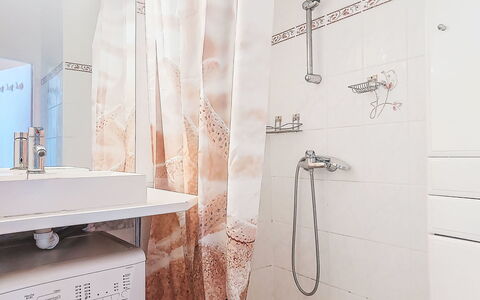 Hippocampe: Shower Curtain, Interior Design, Textile, Plumbing Fixture, Curtain, Bathroom, Pink, Room, Plumbing, Towel