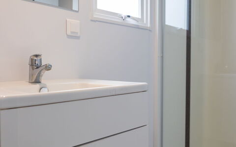 Natuurlijk de Veenhoop: Property, Sink, Window, Bathroom, Mirror, Interior Design, Architecture, Wood, Building