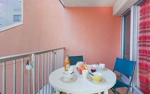 Le Lagon Bleu: Table, Tableware, Property, Furniture, Window, Building, Chair, Orange, Interior Design, Wood