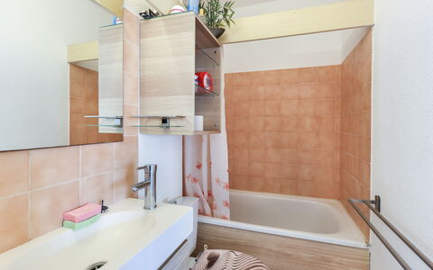 Le Lagon Bleu: Tap, Plumbing Fixture, Bathtub, Property, Sink, Bathroom, Interior Design, Architecture, Floor