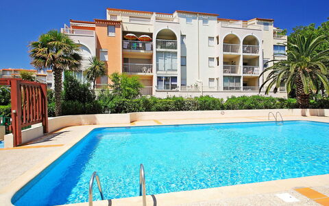 Le Lagon Bleu: Water, Plant, Building, Property, Swimming Pool, Azure, Blue, Sky, Tree, Window