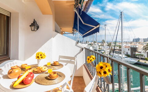 Caballito de Mar: Yellow, Brunch, Meal, Breakfast, Property, Table, Room, Vacation, Interior Design, Real Estate