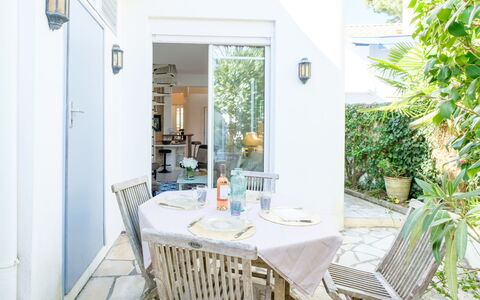 La Petite Arcachonnaise: Furniture, Table, Property, Plant, Chair, Azure, Building, Interior Design, Wood, Porch