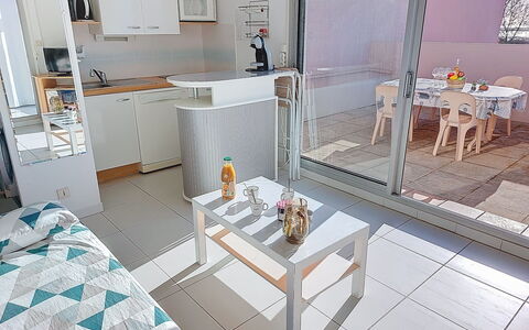 Amourêva: Shade, Metal, Balcony, Design, Daylighting, Window Covering, Aluminium, Houseplant, Awning, Window Treatment