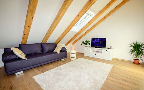 Lara: Property, Building, Furniture, Plant, Couch, Flowerpot, Comfort, Houseplant, Wood, Interior Design
