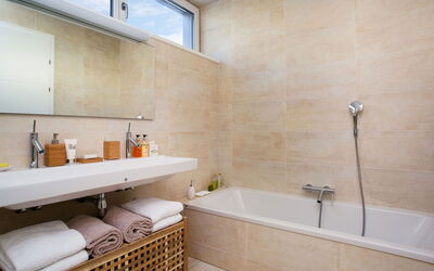 Für 11 Personen mit Sauna oder Ir-Sauna 10.3: Tap, Bathtub, Plumbing Fixture, Mirror, Bathroom, Building, Interior Design, Architecture, Sink, Floor
