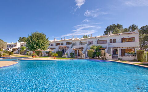 Los Lagos: Property, Swimming Pool, Resort, Building, Real Estate, House, Estate, Vacation, Resort Town, Residential Area