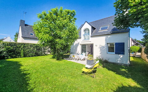 Le Clos St Colomban: Plant, Sky, Building, Property, Window, Tree, Land Lot, House, Grass, Cottage