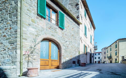 La Suite del Benessere: Blue, Architecture, Town, Building, Property, House, Neighbourhood, Wall, Street, Yellow