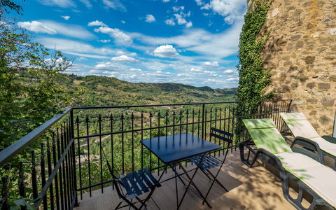 La Suite del Benessere: Cloud, Sky, Property, Plant, Nature, Building, Azure, Natural Landscape, Fence, Shade