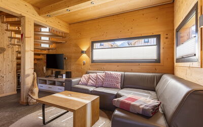 Premium #7 mit Ir-Sauna&Sprudelbad 20.6: Furniture, Property, Couch, Table, Wood, Interior Design, Living Room, Comfort, Floor, Flooring