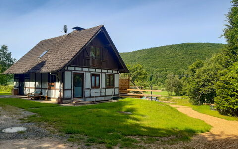 Haus am Fluss: Sky, Plant, Building, Window, Ecoregion, Tree, Mountain, Natural Landscape, Highland, Wood