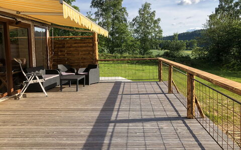 Haus am Fluss: Cloud, Sky, Plant, Property, Wood, Shade, Botany, Tree, Natural Landscape, Fence