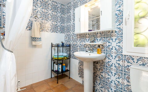 Granado: Mirror, Sink, Tap, Photograph, Plumbing Fixture, White, Bathroom Sink, Product, Azure, Bathroom