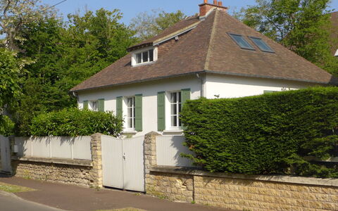 Sunny Lodge: Plant, Building, Property, Sky, Window, House, Land Lot, Residential Area, Cottage, Road Surface