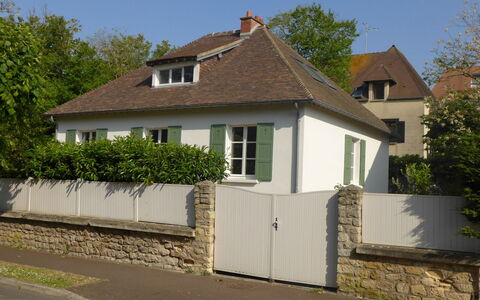Sunny Lodge: Plant, Sky, Building, Window, House, Tree, Road Surface, Asphalt, Wood