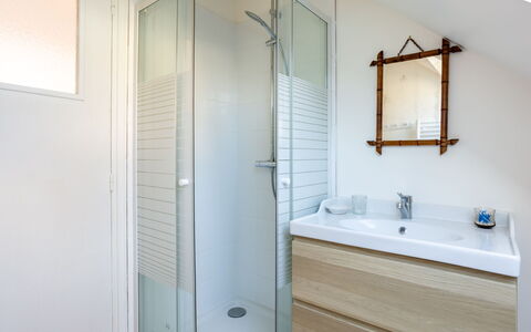 Sunny Lodge: Tap, Plumbing Fixture, Building, Property, Mirror, Bathroom Cabinet, Sink, Wood, Bathroom