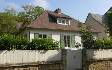 Sunny Lodge: Plant, Building, Sky, Property, Window, House, Land Lot, Tree, Fence, Residential Area