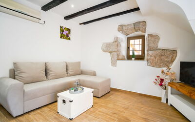 Ema 406.1: Couch, Property, Furniture, Picture Frame, Comfort, Wood, Interior Design, Living Room, Flooring
