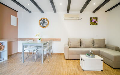 Accommodation:&nbsp;Ema 406.1