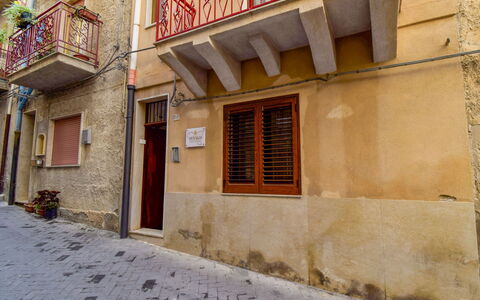 Sinago: Wall, Property, Building, Town, Neighbourhood, Architecture, House, Facade, Window, Street