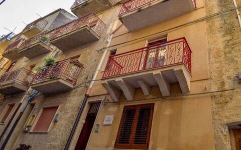 Sinago: Neighbourhood, Building, Balcony, Architecture, Property, Town, House, Facade, Wall, Apartment