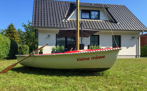 Kleine Möwe: Water Transportation, Property, Boat, House, Vehicle, Home, Real Estate, Grass, Watercraft, Cottage