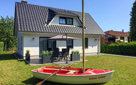 Kleine Möwe: Sky, Plant, Property, Window, Building, Vehicle, Tree, House, Boat, Shade