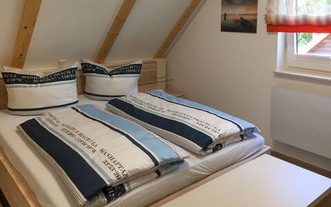 Kleine Möwe: Bed, Bedroom, Room, Bedding, Furniture, Mattress, Bed Frame, Bed Sheet, Linens, Interior Design