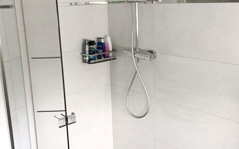 Kleine Möwe: Room, Bathroom, Shower, Plumbing Fixture, Shower Panel, Architecture, Tile, Glass, Door, Floor