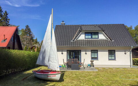Kleine Möwe: Property, House, Home, Cottage, Roof, Real Estate, Building, Vehicle, Boat, Sky