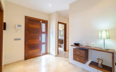 Son Jil: Property, Room, Floor, Furniture, Building, Interior Design, Ceiling, Real Estate, House, Wood Flooring