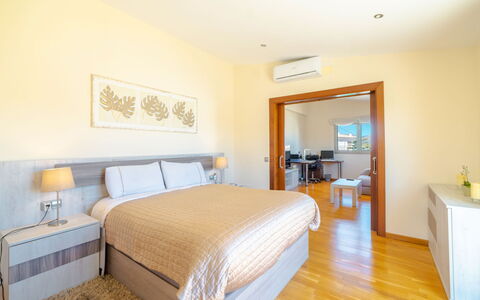 Son Jil: Bedroom, Bed, Room, Furniture, Property, Bed Sheet, Interior Design, Building, Bed Frame, Bedding