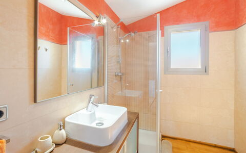 Son Jil: Mirror, Tap, Plumbing Fixture, Sink, Property, Bathroom Sink, Bathroom Cabinet, Bathroom, Wood
