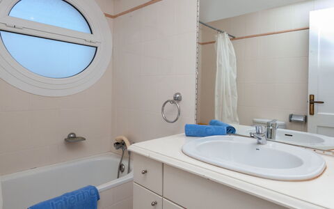 El Niu: Bathroom, Property, Room, Tap, Interior Design, Architecture, Bathroom Sink, House, Real Estate, Ceiling