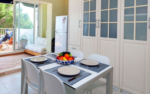El Niu: Room, Property, Furniture, Interior Design, Table, Building, House, Home, Real Estate, Coffee Table