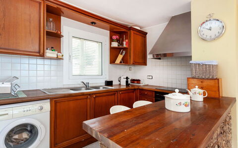 El Niu: Room, Property, Furniture, Kitchen, Cabinetry, Countertop, Real Estate, Building, House, Interior Design