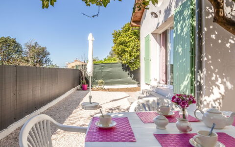 Mont des Oiseaux: Property, Table, Pink, Room, House, Tree, Restaurant, Furniture, Interior Design, Real Estate